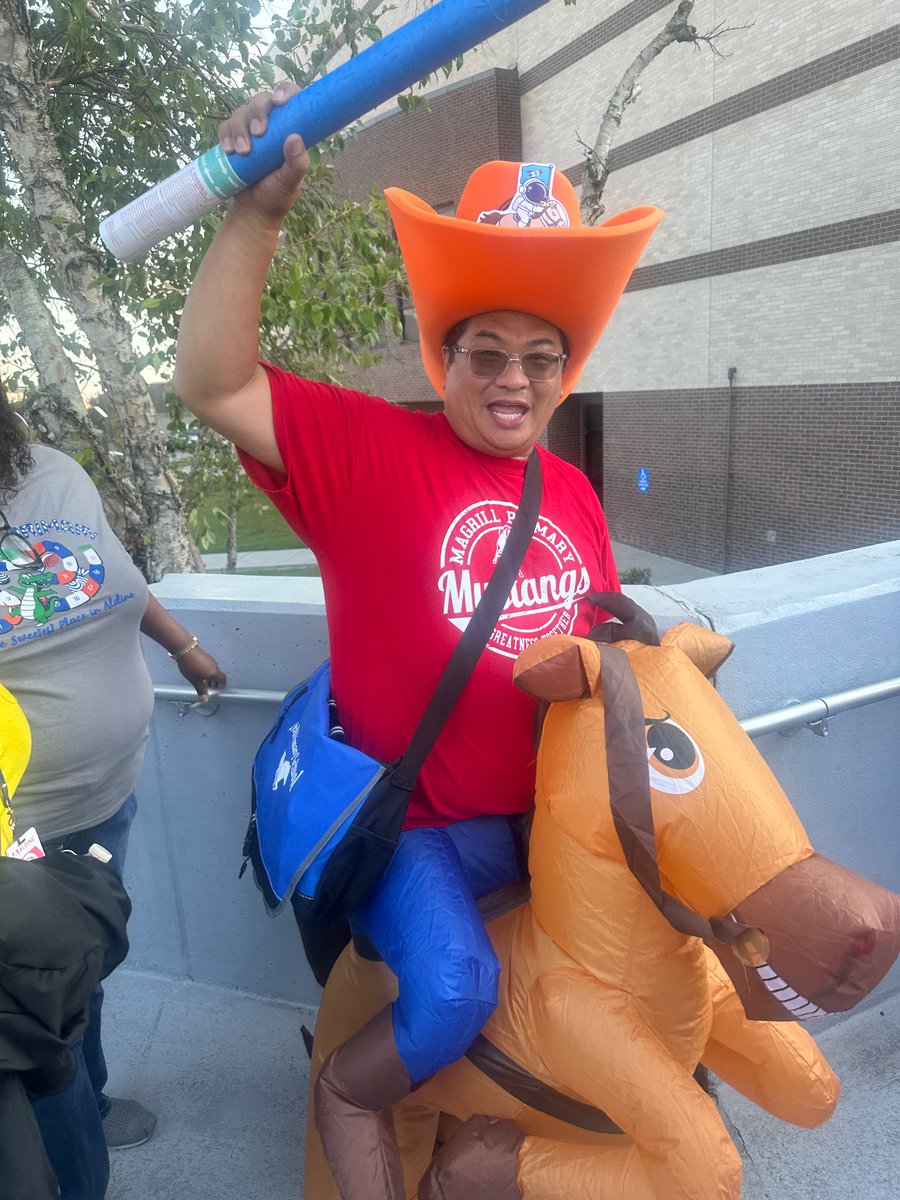 Mr. Malo is ready for Convocation!!🐴🎉🎉🎉 #Exploringnewworlds #AldineRising #AldineConvocation2023