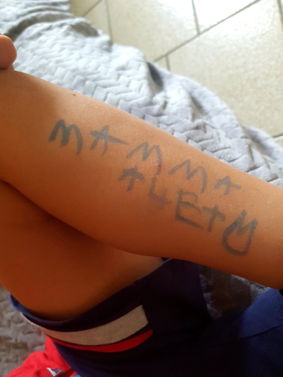 SaraMattinelli's tweet photo. Quando tuo figlio si pittura la gamba e non riesci ad arrabbiarti! ALEX MAMMA❤️
#mamma #ScrivoQuelCheSento https://t.co/3yFHWHADji