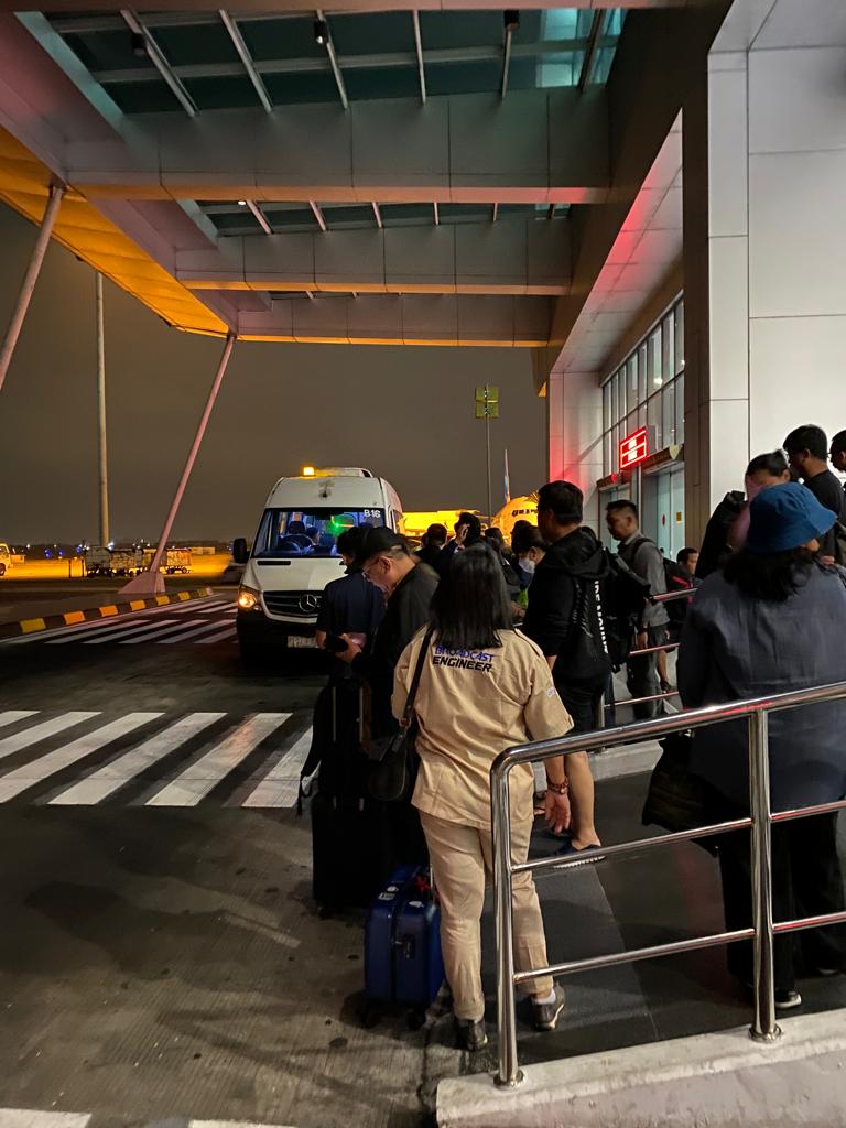 faradisu's tweet photo. GA 157 landed safely. Tp sayang tdk didukung koordinasi crew darat. Membuat bnyk orang nunggu bis,  yg mengejar waktu memilih berjalan dari ujung ke ujung, &amp; msh pula lama  nunggu bagasi. Kapan angkasa pura kaya changi Management nya ?@AngkasaPura_2 @IndonesiaGaruda @GarudaCares https://t.co/hii7NSS26f