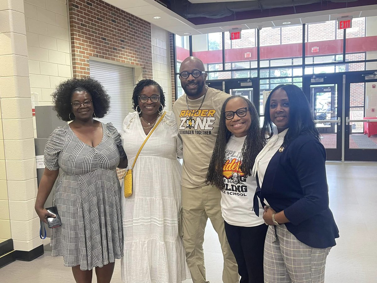ApplingSchool's tweet photo. Superintendent, Dr. Dan Sims dropped by Appling to see the great things that are happening!
#oneappling
#greatthingsarehappeningatappling
#Built4Bibb https://t.co/LVI9PihBGd