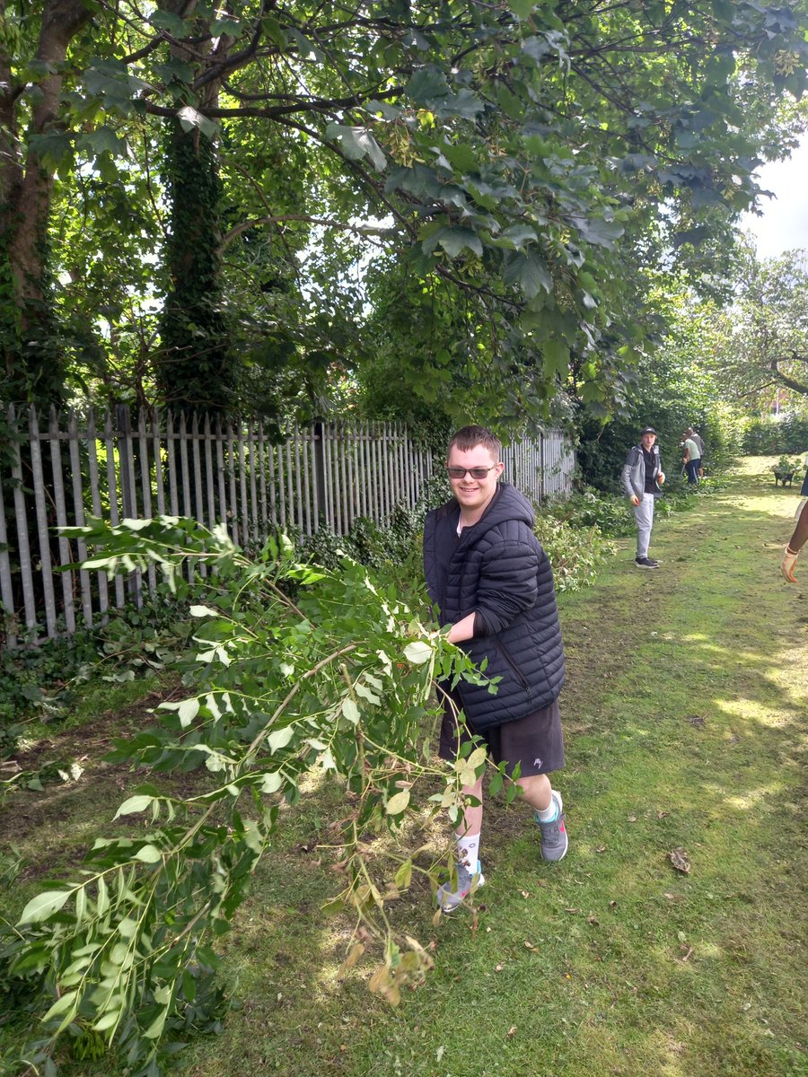 TCVManchester's tweet photo. Thank you #TraffordChoices for kicking off a series of events at Lostock Park to increase biodiversity and improve the park for visitors!🌱

We avoided the rain and instead got lots of sunshine🌞The group will even be back for more work next week! 

@TCVtweets #volunteer #nature https://t.co/CVhcDrIsUO