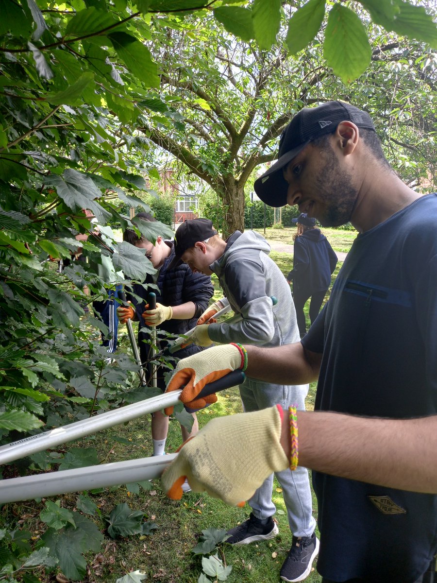 TCVManchester's tweet photo. Thank you #TraffordChoices for kicking off a series of events at Lostock Park to increase biodiversity and improve the park for visitors!🌱

We avoided the rain and instead got lots of sunshine🌞The group will even be back for more work next week! 

@TCVtweets #volunteer #nature https://t.co/CVhcDrIsUO