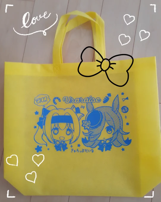 バッグとアクスタの写真。アクスタに複製色紙がつくので新刊とアクスタを買えばバッグと複製色紙両方貰えます 