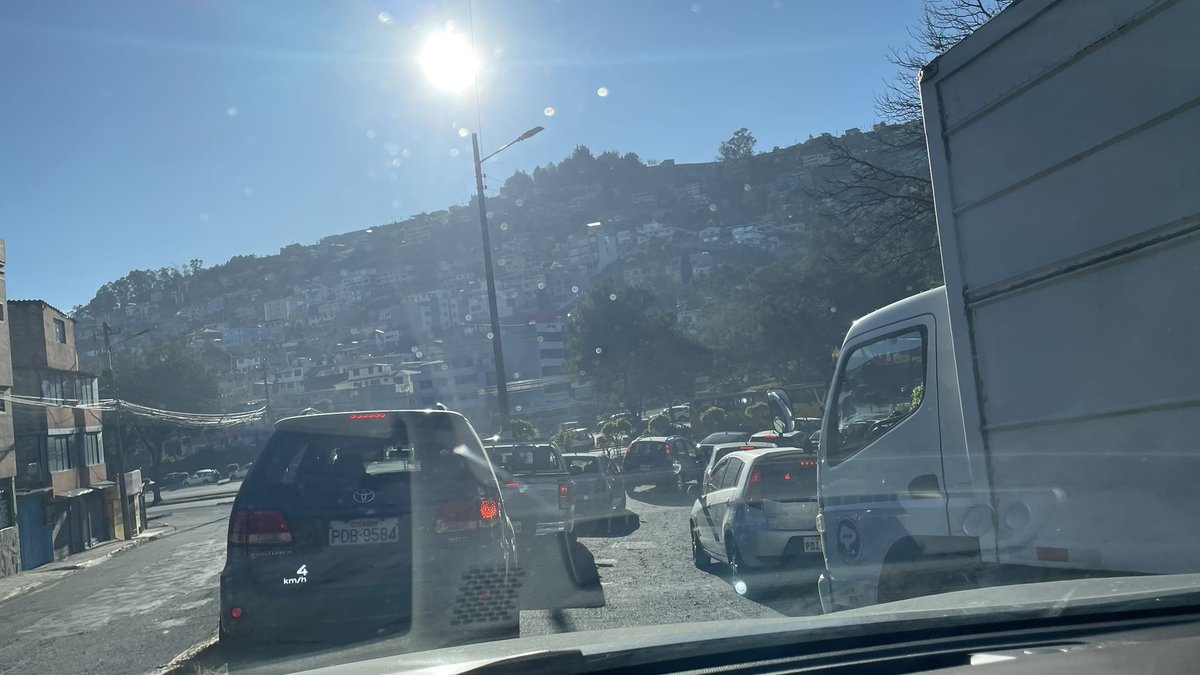 bryanekj's tweet photo. 15 min en el intercambiador de la autopista rumiñahui y simon bolivar. Ni 1 solo agente de transito @AMT_Quito .. los buses paran en doble fila. Hacen lo q quieren. Donde quedó el control y el apoyo? https://t.co/M83Uvxx1Qb