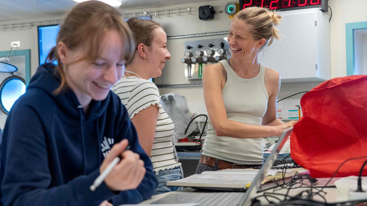 Last 6 weeks I participated in #VentUnderworld expedition to East Pacific Rise aboard #FalkorToo. It was an unforgettable experience to work with amazing team of scientists and crew and witness exciting scientific discoveries.  Many thanks to @bright_monika and @SchmidtOcean!