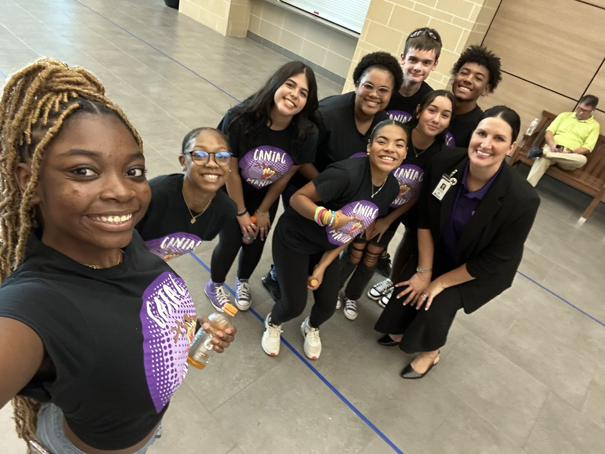 LMartiKISD's tweet photo. Loved meeting the community and students last night @KleinCain new student and freshman orientation!! I am so grateful for all the support from staff, students, and parents to put on such a fun event! #REIGNCAIN #REIGNingPROMISE @KleinISD https://t.co/IsqXKG85FE