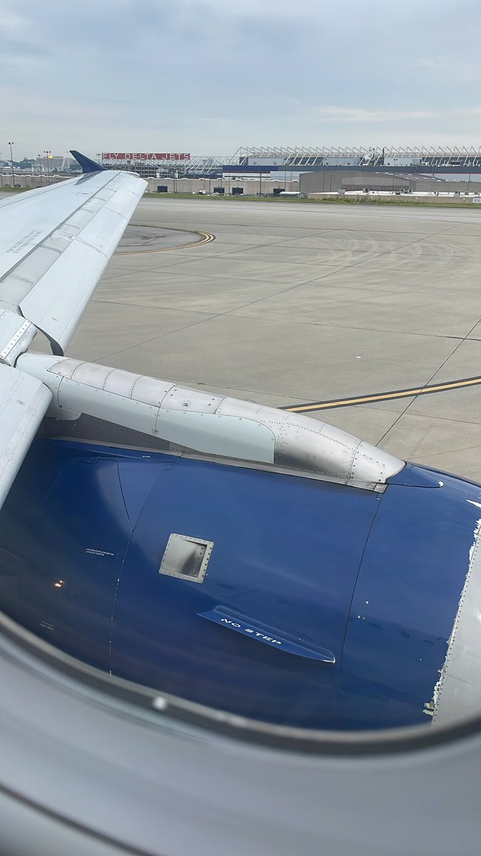 LibbyU87's tweet photo. @Delta I boarded my flight at 8:12am (DL1509) and we are still on the runaway (9:25am) …with no updates. This is unacceptable. https://t.co/8BFKhuQ5D9