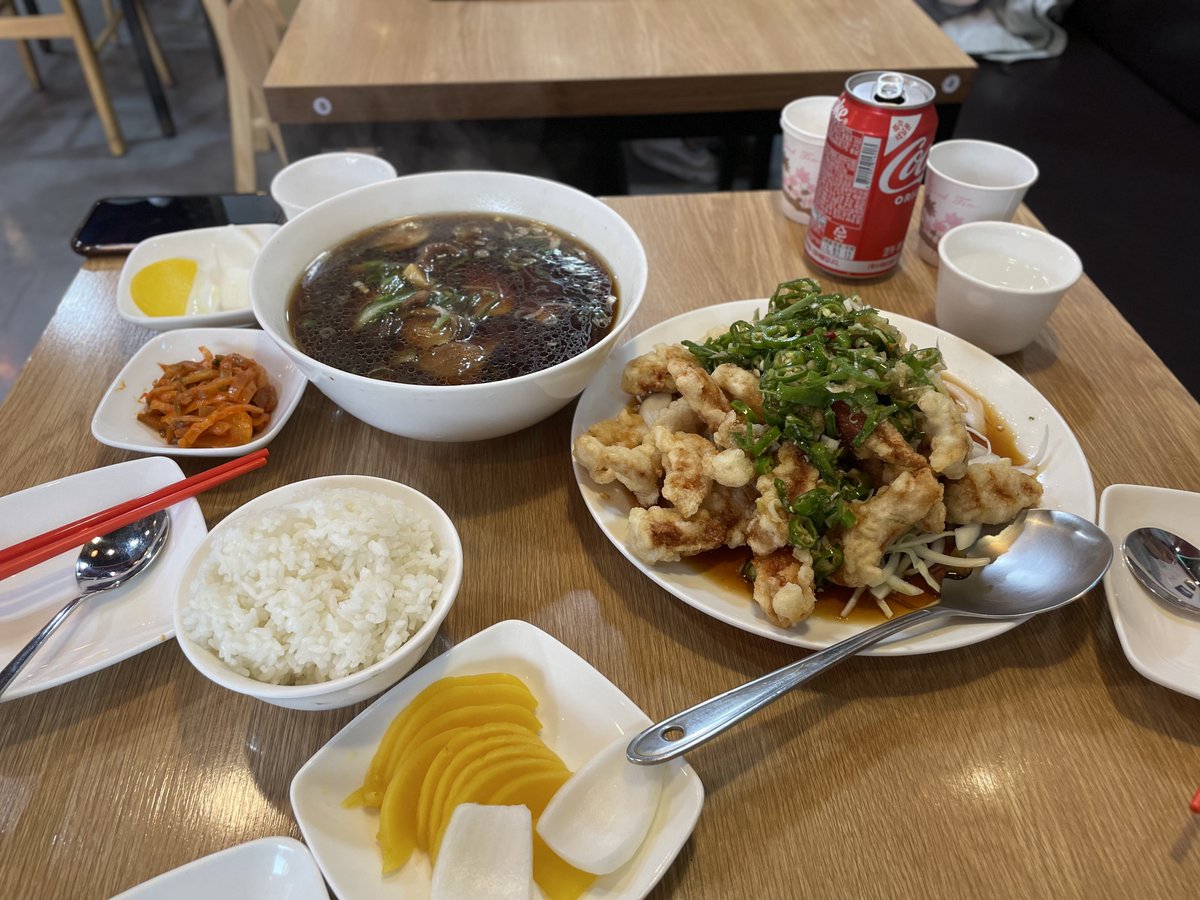 eating_omok's tweet photo. 혜화 가부 #탕험대

성신에 본점이 있고 혜화에도 작게 분점이 있다
유린기 탕수육이 유명하다 하셔서 먹어봤는데 탕수육 고기에 유린기 소스 뿌린 게 일케 맛있어도 됨…? 우육탕밥은 신박해서 한번쯤… 먹어볼만 했고 짜장도 맛있었다! 근데 내가 여기 또 가고 싶은 건 백퍼 유린기 탕수육 때문임 https://t.co/Ld3TrX6a5E