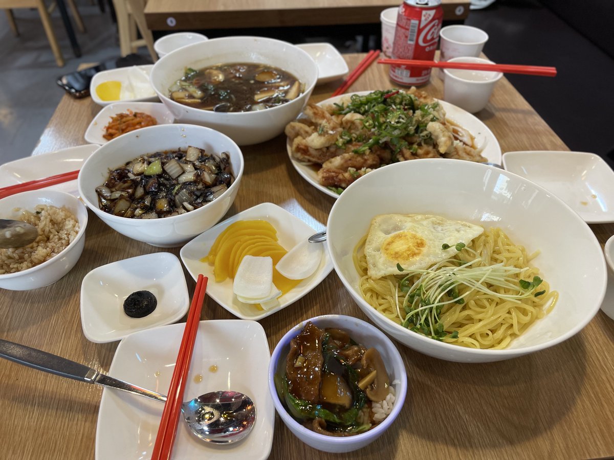 혜화 가부 #탕험대

성신에 본점이 있고 혜화에도 작게 분점이 있다
유린기 탕수육이 유명하다 하셔서 먹어봤는데 탕수육 고기에 유린기 소스 뿌린 게 일케 맛있어도 됨…? 우육탕밥은 신박해서 한번쯤… 먹어볼만 했고 짜장도 맛있었다! 근데 내가 여기 또 가고 싶은 건 백퍼 유린기 탕수육 때문임