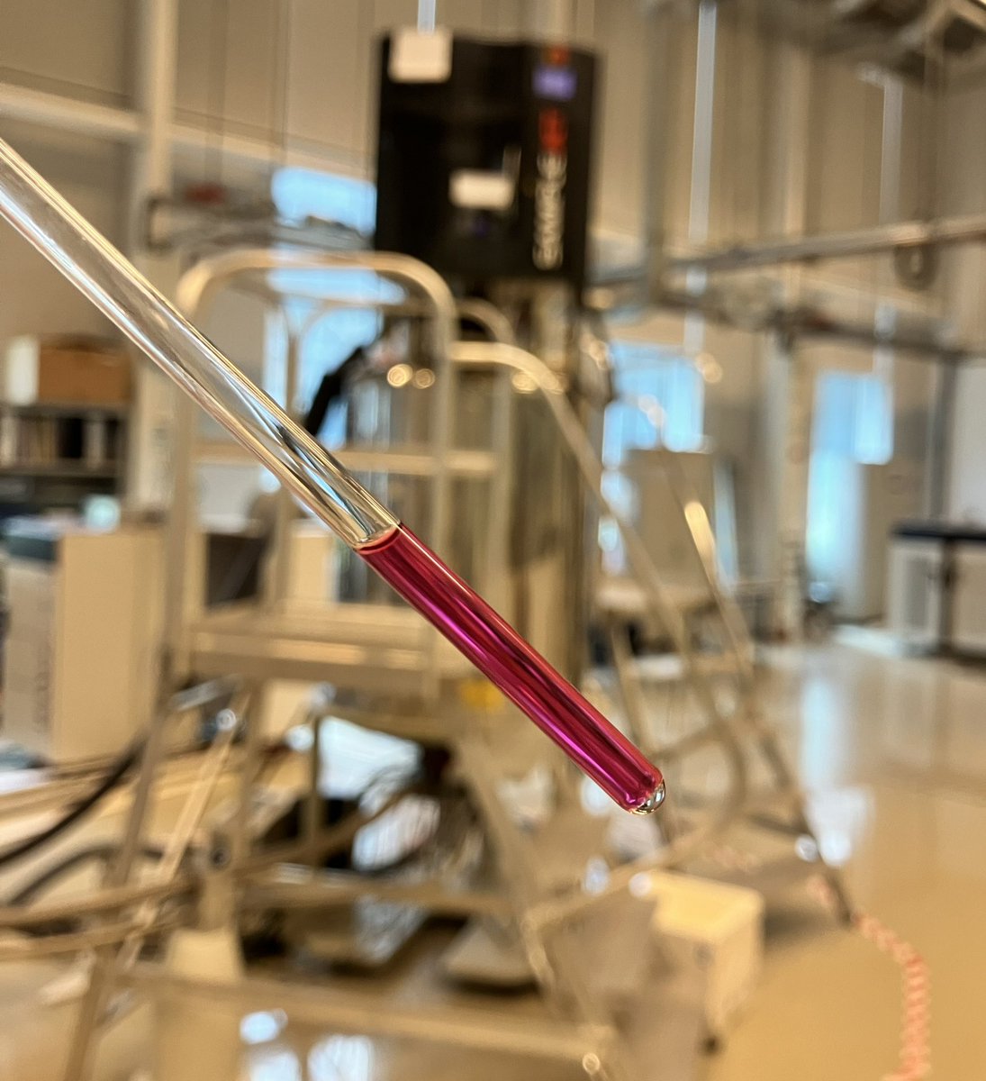 Time for some happy NMRs this friday afternoon!
Maybe I should finally go see Barbie this weekend…?

#phdlife #titrationtime #beautifulBruker