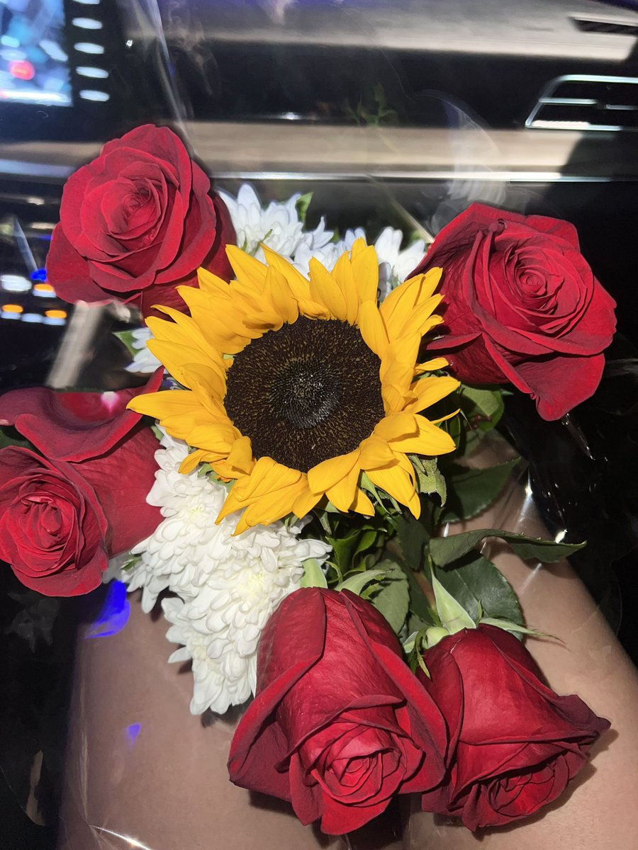 karinaduartecx's tweet photo. If he dont get you flowers just because 🥰 you deserve some flowers 🥹🥹 #flowers #dating https://t.co/Y2Co5HNe5G