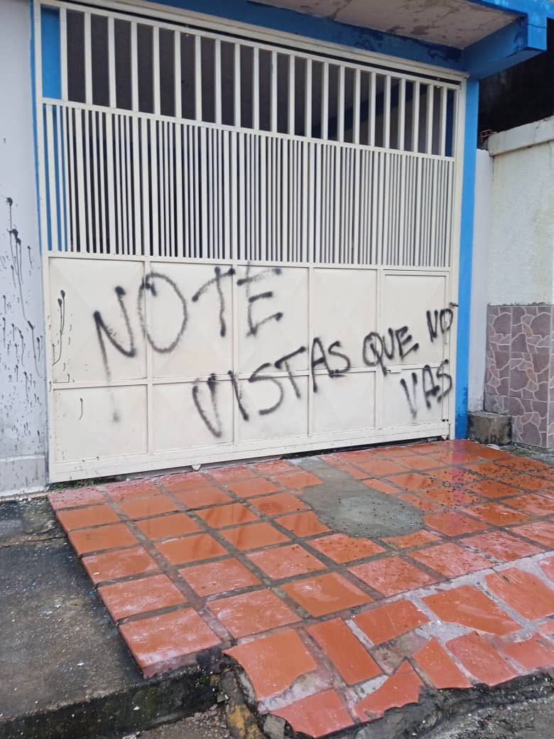 ConVzlaComando's tweet photo. En horas de la madrugada, delincuentes pintaron y causaron daños en la sede de nuestro Comando en San Fernando de Apure

Ahora vamos con más fuerza a la inauguración del Comando estadal de @MariaCorinaYA 

¡No nos detendrán!

#ComandoMaríaCorina #04AGO #ApureconMaríaCorina https://t.co/AmEYJe9TI2