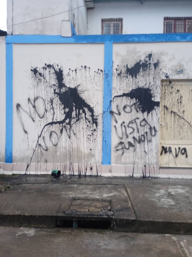 ConVzlaComando's tweet photo. En horas de la madrugada, delincuentes pintaron y causaron daños en la sede de nuestro Comando en San Fernando de Apure

Ahora vamos con más fuerza a la inauguración del Comando estadal de @MariaCorinaYA 

¡No nos detendrán!

#ComandoMaríaCorina #04AGO #ApureconMaríaCorina https://t.co/AmEYJe9TI2