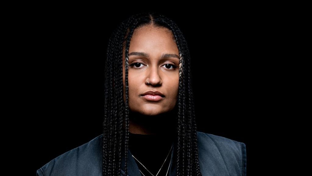 SRF's tweet photo. In der dritten Staffel von «Enter The Circle» bietet Moderatorin Sirah Nying talentierten #Rap-Künstlerinnen eine Plattform auf der grossen Festivalbühne. #SRFBounce 
https://t.co/rcJaHkmbYC https://t.co/6e38Mnmuox