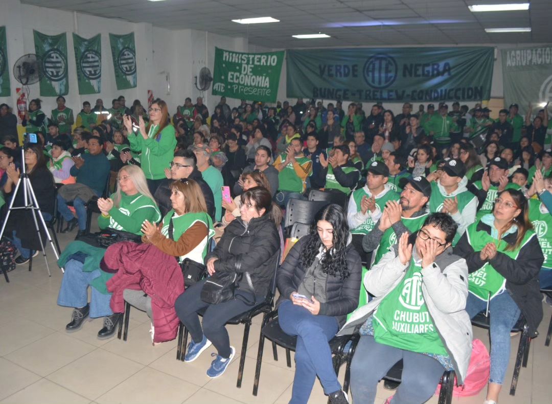 MercedesCabezas's tweet photo. 💚🖤Estuvimos en #Trelew acompañando el cierre de la Lista Verde y Negra.

La lista la encabezan Claudia Barrionuevo, candidata a secretaria adjunta por #ATE Chubut y la acompaña Félix González como secretario adjunto.

Gracias a todas y todos por recibirnos y por la mística! https://t.co/JXzDA4mGHX