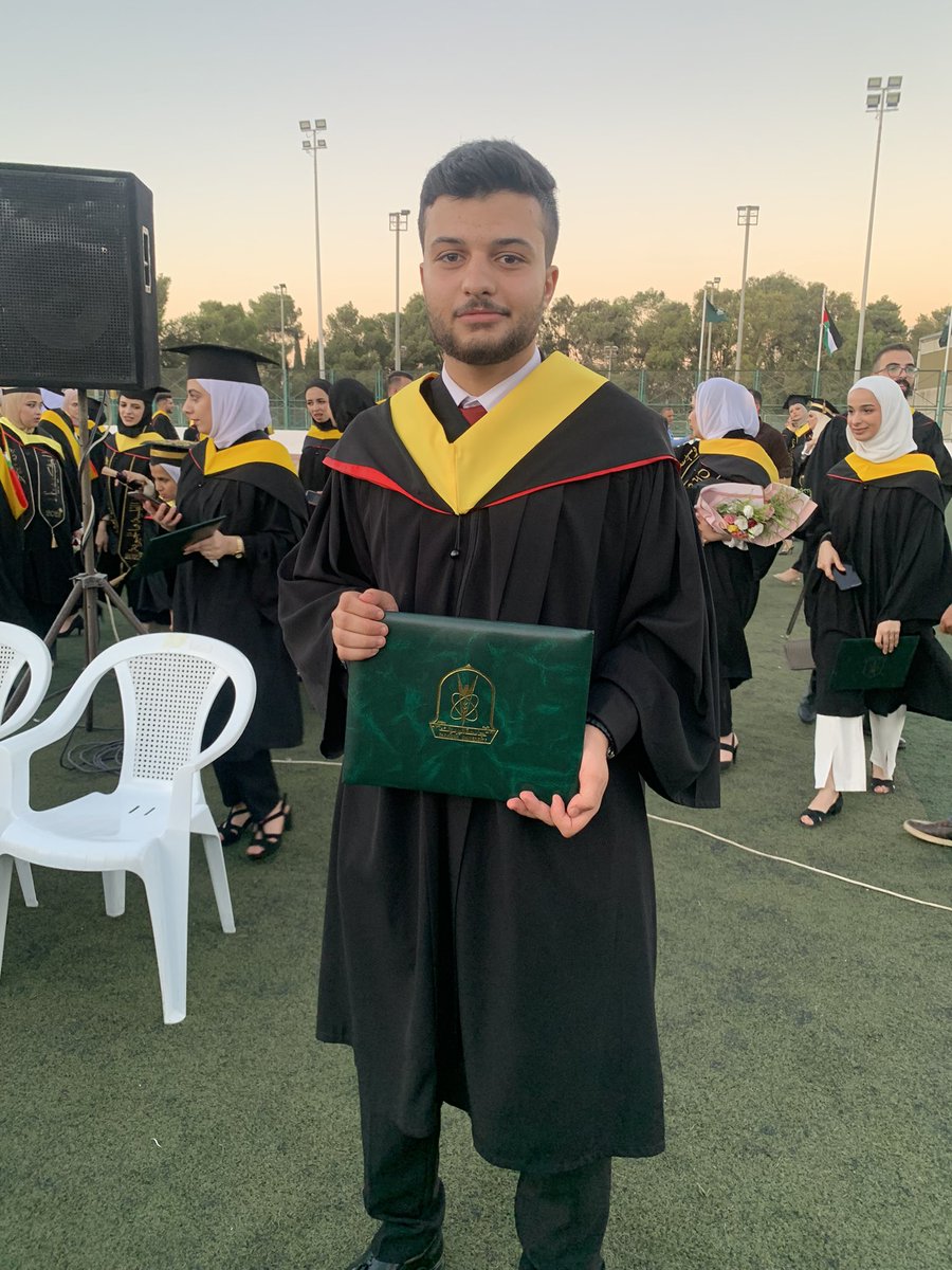 Saifmnazzal's tweet photo. ما زرع الله في قلبك رغبة في الوصول لأمر معين إلا وهو يعلم انك ستصل اليه ❤️🎓
الحمد لله ❤️🎓
I did it❤️🎓 https://t.co/e6vWu7mosy