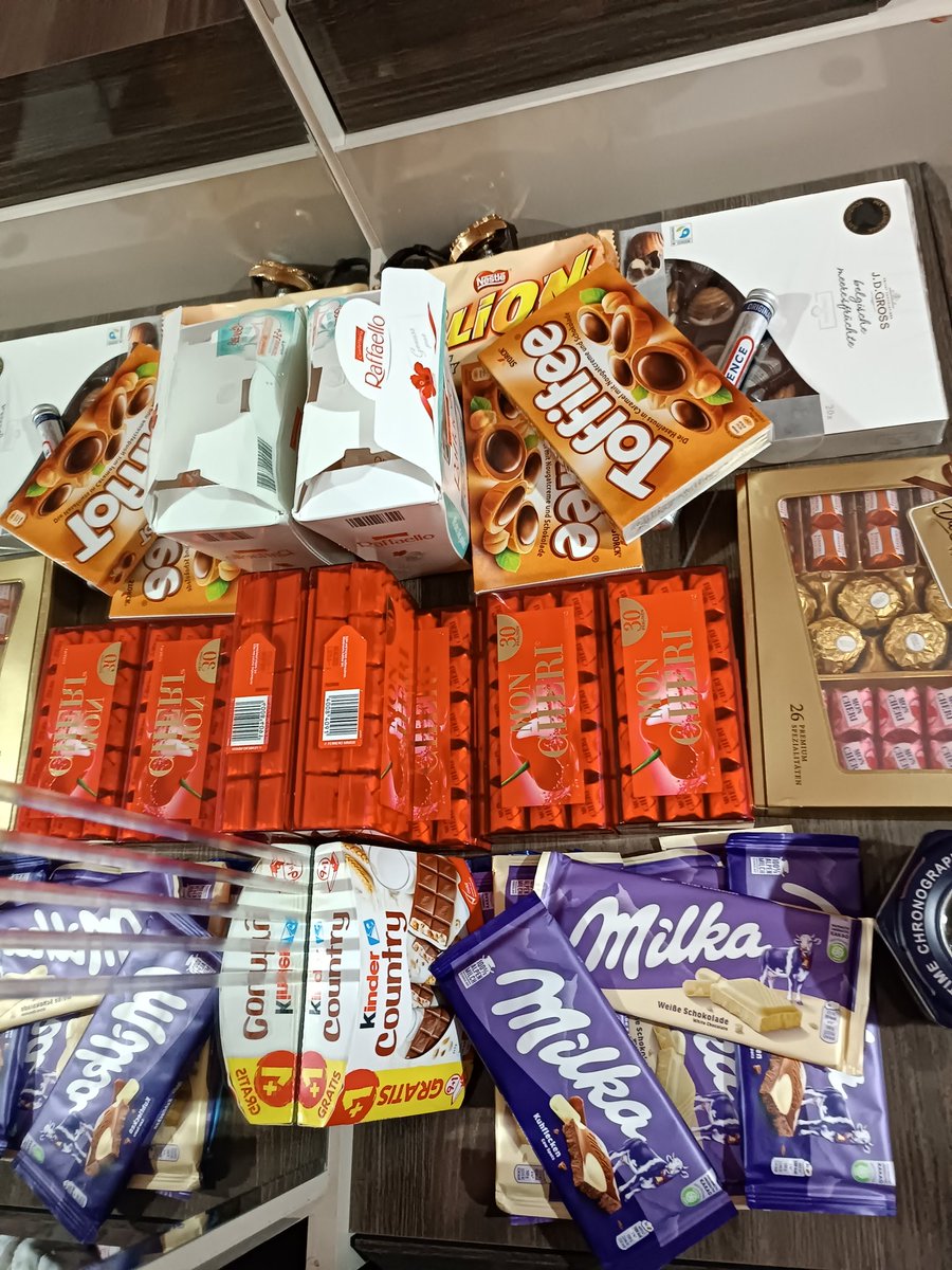 Mon ceri likörlü çikolatamızda geldi kaç tane yersen Kafa iyi oluyor 🤔🤔😬