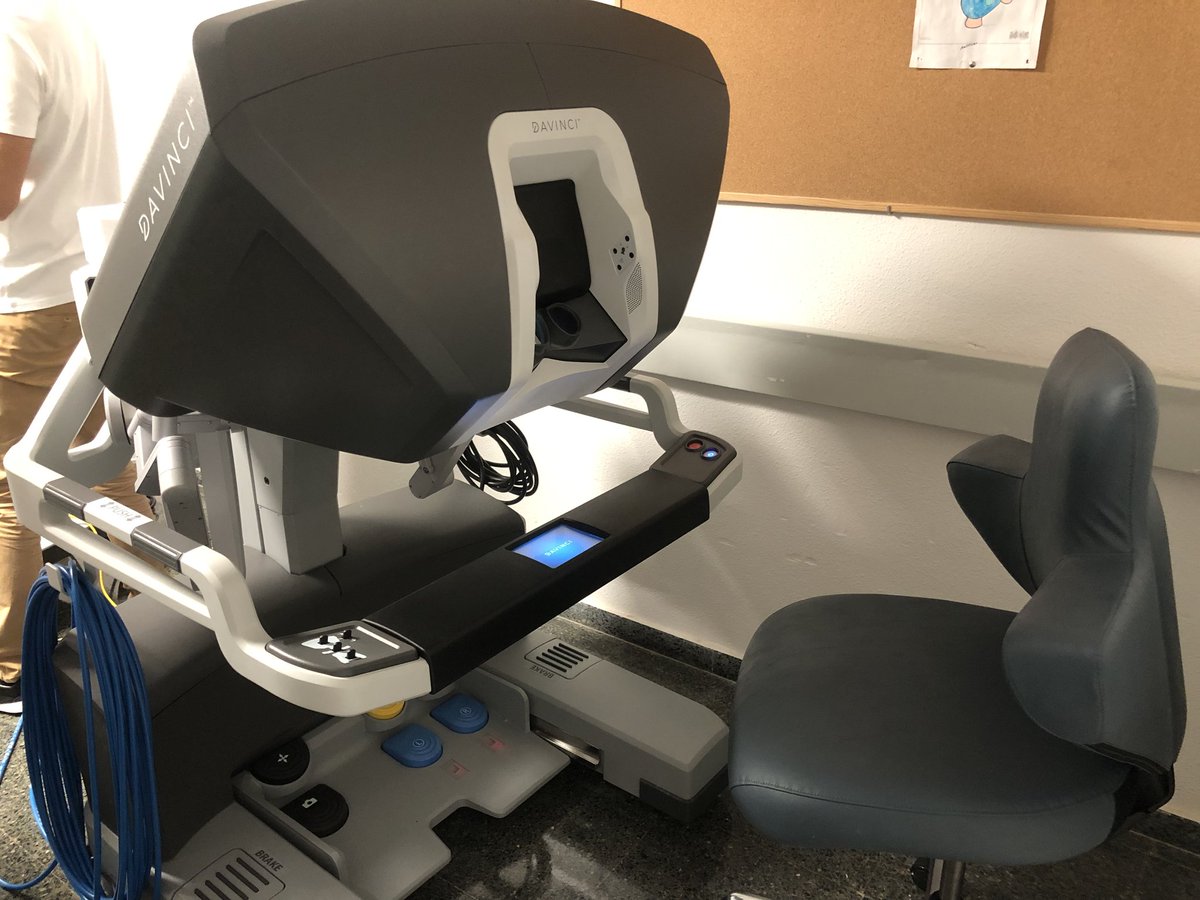 GVADrPeset's tweet photo. 🤖🏥 Hui ha començat el muntatge del nou sistema da Vinci de @GVADrPeset, una tecnologia avançada que suposa una inversió de +2milions € i que permetrà realitzar cirurgia robòtica assistida mínimament invasiva.

👨‍⚕️👩‍⚕️ Iniciem la formació de professionals! https://t.co/G3PSeqp8Ba
