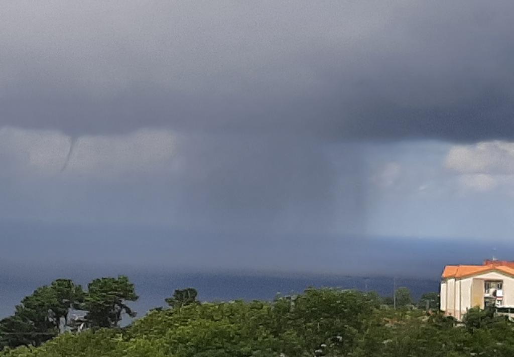 Chubasco de #lluvia y #tuba pequeña al Este del #Observatorio #Igeldo_behategia en #Donostia #SanSebastián #Gipuzkoa. Hoy 4-8-2023