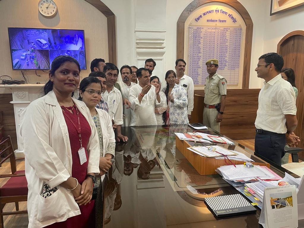 ARJUNRHANSALIYA's tweet photo. राजस्थान नर्सेज संघर्ष समिति संभाग जोधपुर में ऐतिहासिक महारैली का आयोजन
एक संभाग स्तर की रैली में इतना नर्सेज हुजूम उमड़ सकता है तो प्रदेश स्तर कि रैली में कितनी भीड़ होगी समझ सकते हो।
#नर्सेज_11सूत्री_मांगे_पूरी_करो
@ashokgehlot51 
@plmeenaINC 
@KRMEENA47342641 
@ARJUNRHANSALIYA https://t.co/hoVHsOsT8Z
