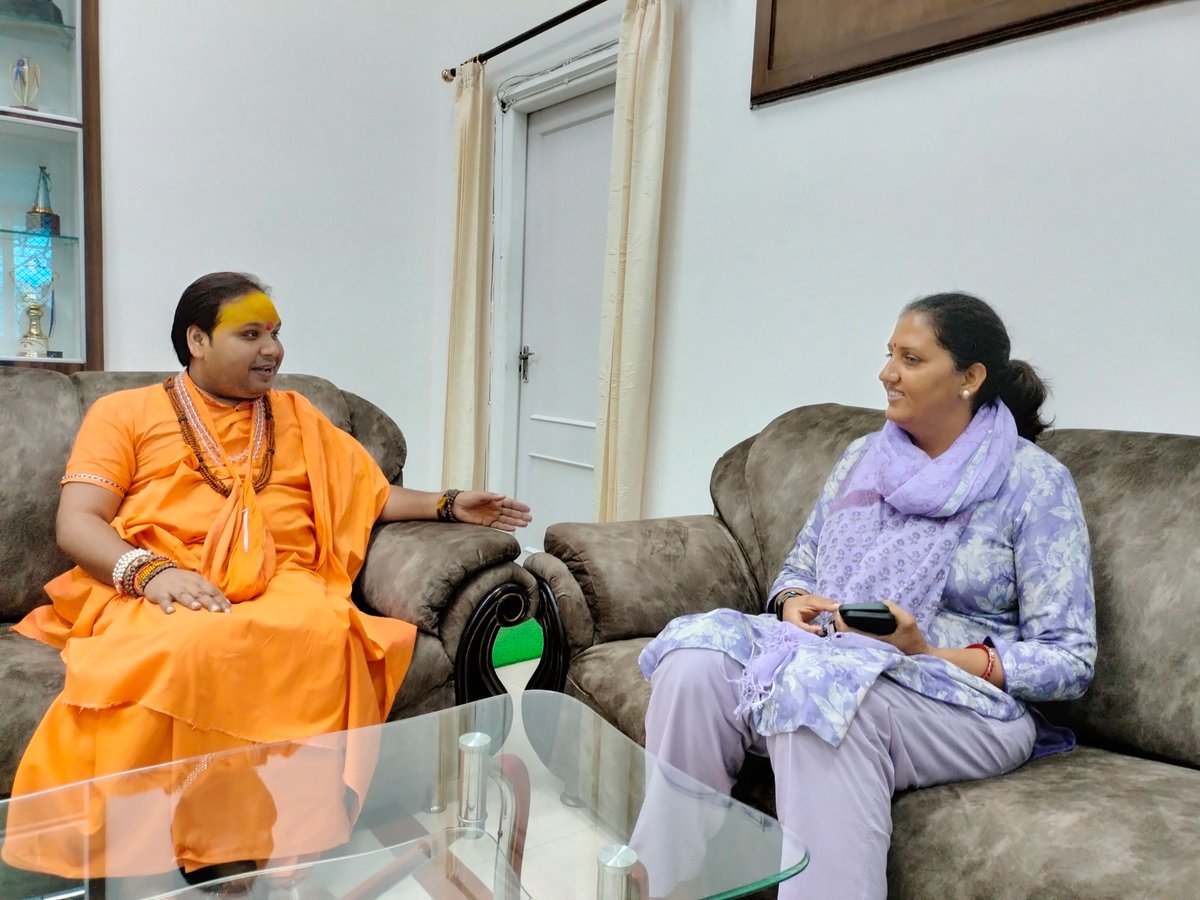 parul_sanjeev's tweet photo. महामंडलेश्वर योगेश्वर नाथ जी की एक मुलाकात गोल्ड मेडलिस्ट कृष्णा पूनिया जी के साथ https://t.co/ytA4C4XIgL