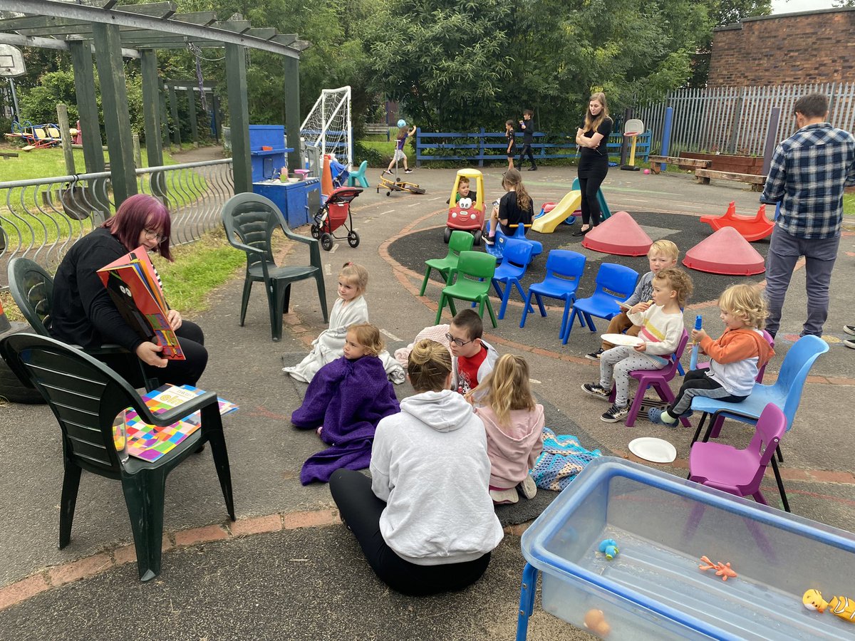 What a lovely morning at our Family Centre Social today. Massive thanks to Helen from #ReadMCR @MancLibraries for a lovely story time and lots of freebies for our families. So good to see everyone enjoying the lovely books she brought📚