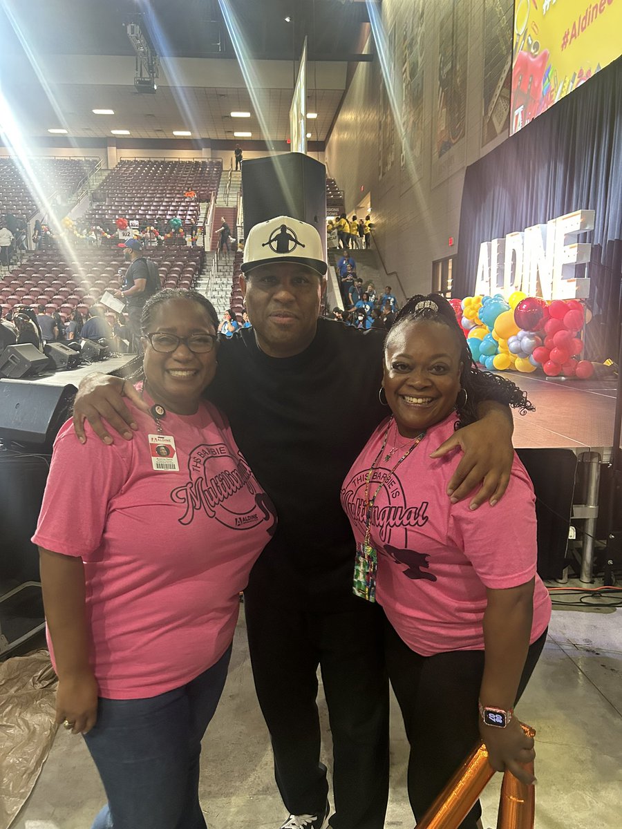 Super excited to start the year! Look who came to celebrate with us @Ericthomasbtc !! It’s a 🎉 🎈#Aldinestart2023#AldineConnected#Convocation2023@daviseslmatters