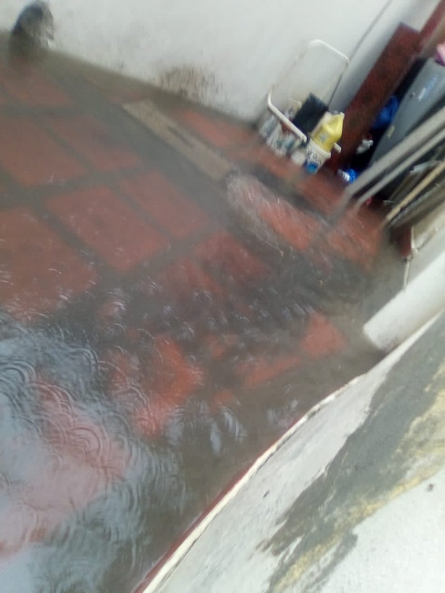 CCASBernardino's tweet photo. @HidroCapital2 @gestionperfecta @harolclemente Casa Hogar que alberga niños con situación de Salud San Bernardino, se inunda de aguas negras en el patio de juego de los niños por colapso de cañería ppal de av Próceres. Solicitamos Ayuda URGENTE  Peligro! https://t.co/DzsSP0f6rN