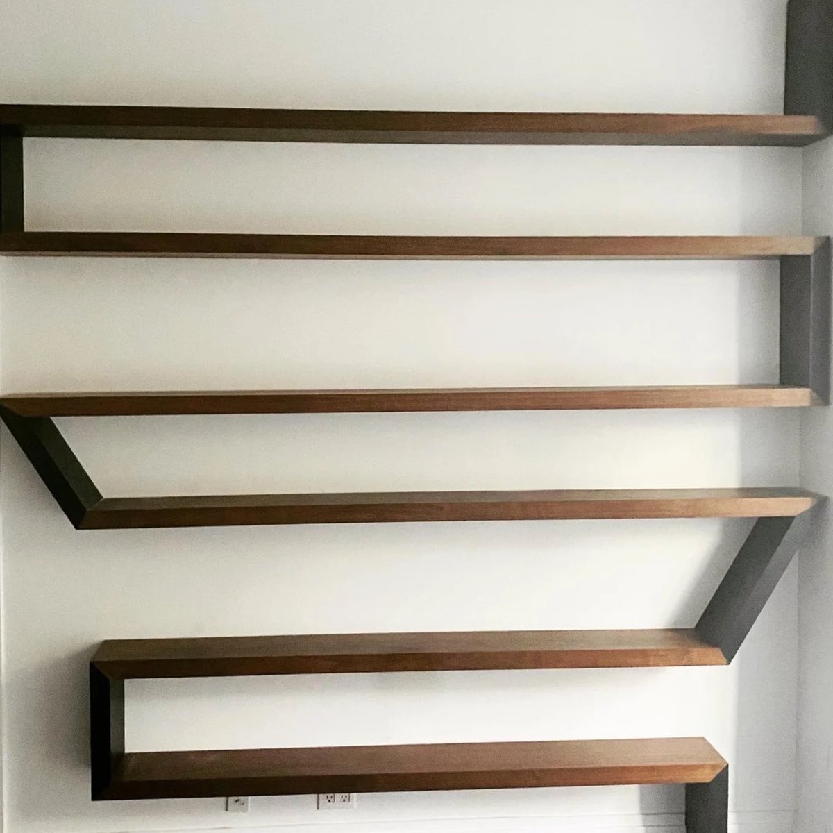 objectsnewyork's tweet image. Zshelv- a exquisite shelving design made out of American and Ebonized Oak 🌳🏙️ Crafted with Love in Brooklyn 🛠️🗽

Natural 🌿 #Handmade #ShelvingDesign #WoodenShelves #Handcrafted #BrooklynMade #OakFurniture #EbonizedOak