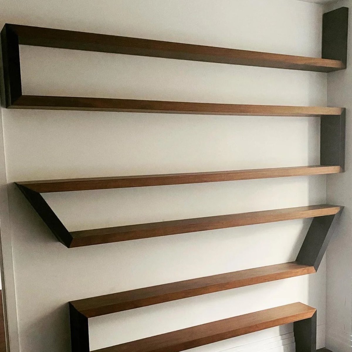 objectsnewyork's tweet image. Zshelv- a exquisite shelving design made out of American and Ebonized Oak 🌳🏙️ Crafted with Love in Brooklyn 🛠️🗽

Natural 🌿 #Handmade #ShelvingDesign #WoodenShelves #Handcrafted #BrooklynMade #OakFurniture #EbonizedOak