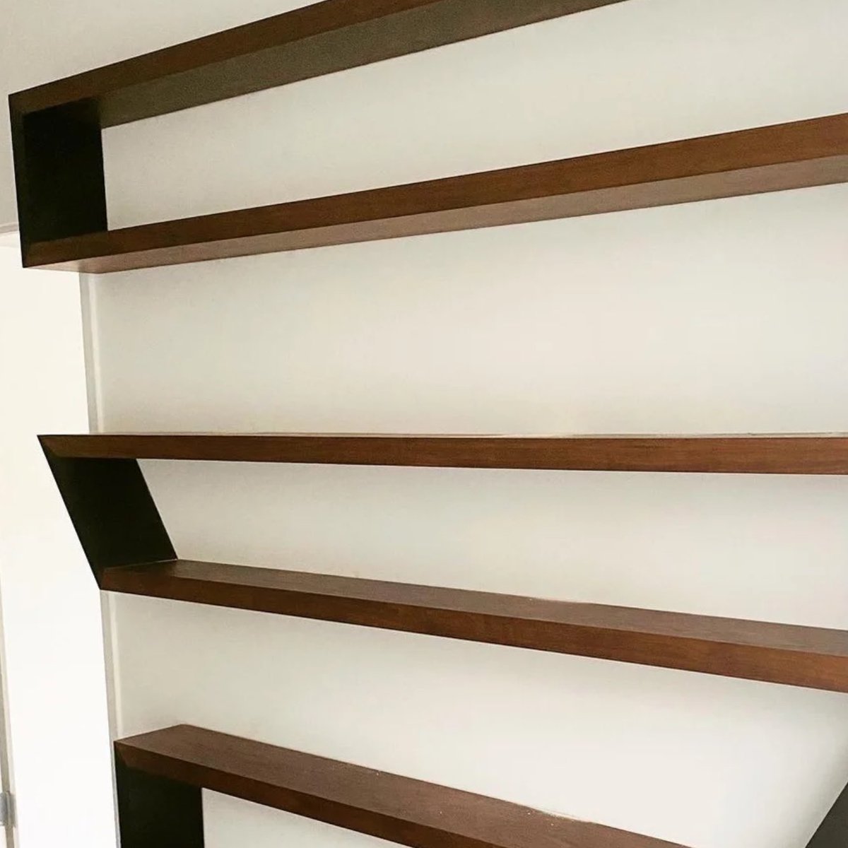 objectsnewyork's tweet image. Zshelv- a exquisite shelving design made out of American and Ebonized Oak 🌳🏙️ Crafted with Love in Brooklyn 🛠️🗽

Natural 🌿 #Handmade #ShelvingDesign #WoodenShelves #Handcrafted #BrooklynMade #OakFurniture #EbonizedOak
