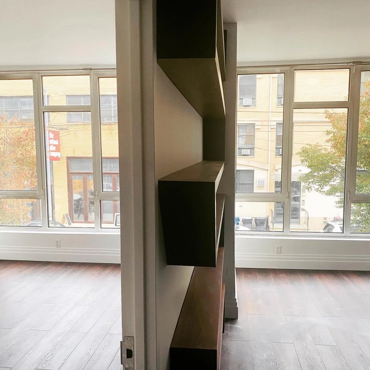 objectsnewyork's tweet image. Zshelv- a exquisite shelving design made out of American and Ebonized Oak 🌳🏙️ Crafted with Love in Brooklyn 🛠️🗽

Natural 🌿 #Handmade #ShelvingDesign #WoodenShelves #Handcrafted #BrooklynMade #OakFurniture #EbonizedOak