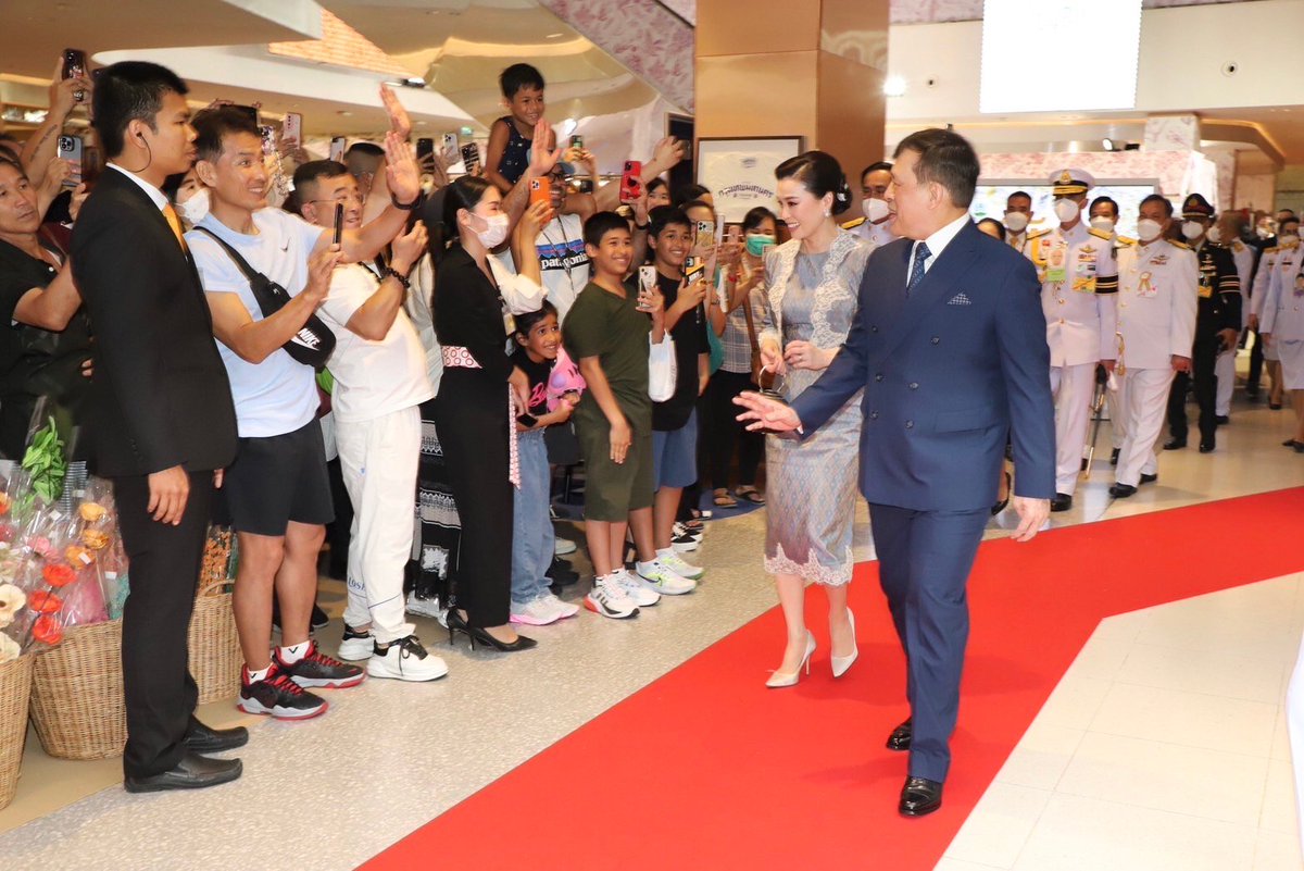 เมื่อก่อนยอมรับว่าไม่ได้ชอบในหลวง ร.10 เพราะได้ยินข่าวลือมากมาย แต่พอโตขึ้นกลับสงสารท่าน ที่ตกเป็นเป้าขบวนการสร้างความแตกแยก ท่านไม่ได้เป็นยักษ์เป็นมารตามที่พวกชั่วบิดเบือนให้ร้าย คนรุ่นใหม่อย่างผมจึงปกป้องท่าน หวังนำไปสู่การสร้างประชาธิปไตยที่แท้จริง #ราชประชาสมาสัยนำไทยสู่อนาคต