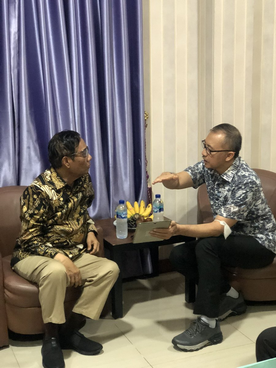 Kunjungan pak <a href="/mohmahfudmd/">Mahfud MD</a> hari ini sungguh menyemangati Sultan. Semoga kepulihan Sultan segera sampai.