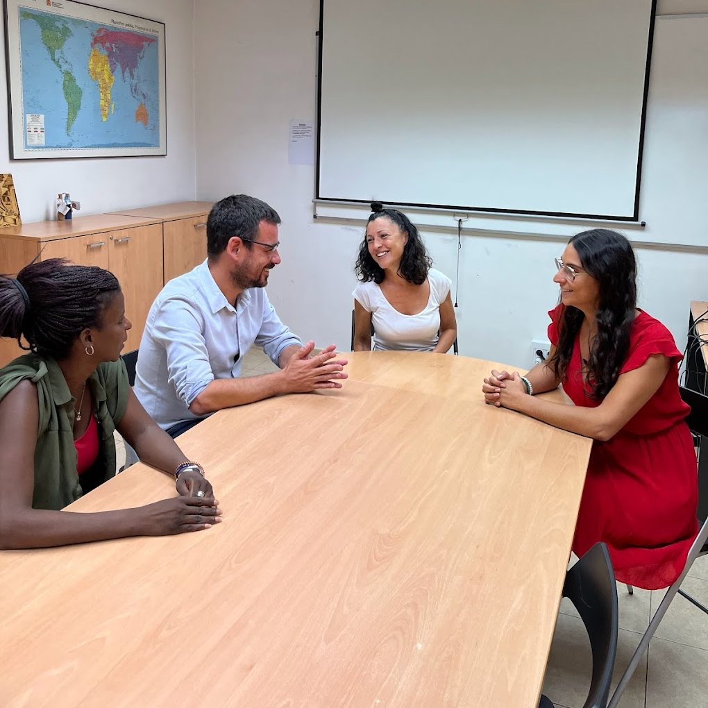 Seguim amb les trobades amb totes les àrees de l'Ajuntament. Avui he acompanyat a la regidora d'Igualtat i Justícia Social, <a href="/AmySabaly/">Amy Sabaly</a>, a Sant Narcís per trobar-nos amb l'equip de Cooperació.