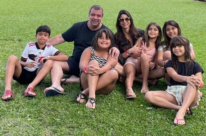 CariocaTabloide's tweet photo. Rio com Bia – Deputado Guilherme Schleder - https://t.co/DXGDjbSjpi
Bia Willcox é jornalista e palestrante, tendo assinado colunas de entrevistas em diversos veículos, entre eles  SRZD, Jornal ODIA e Portal R7, onde entrevistou brasileiros e personalidades fora do Brasil. A p... https://t.co/qbCEGM5sVB