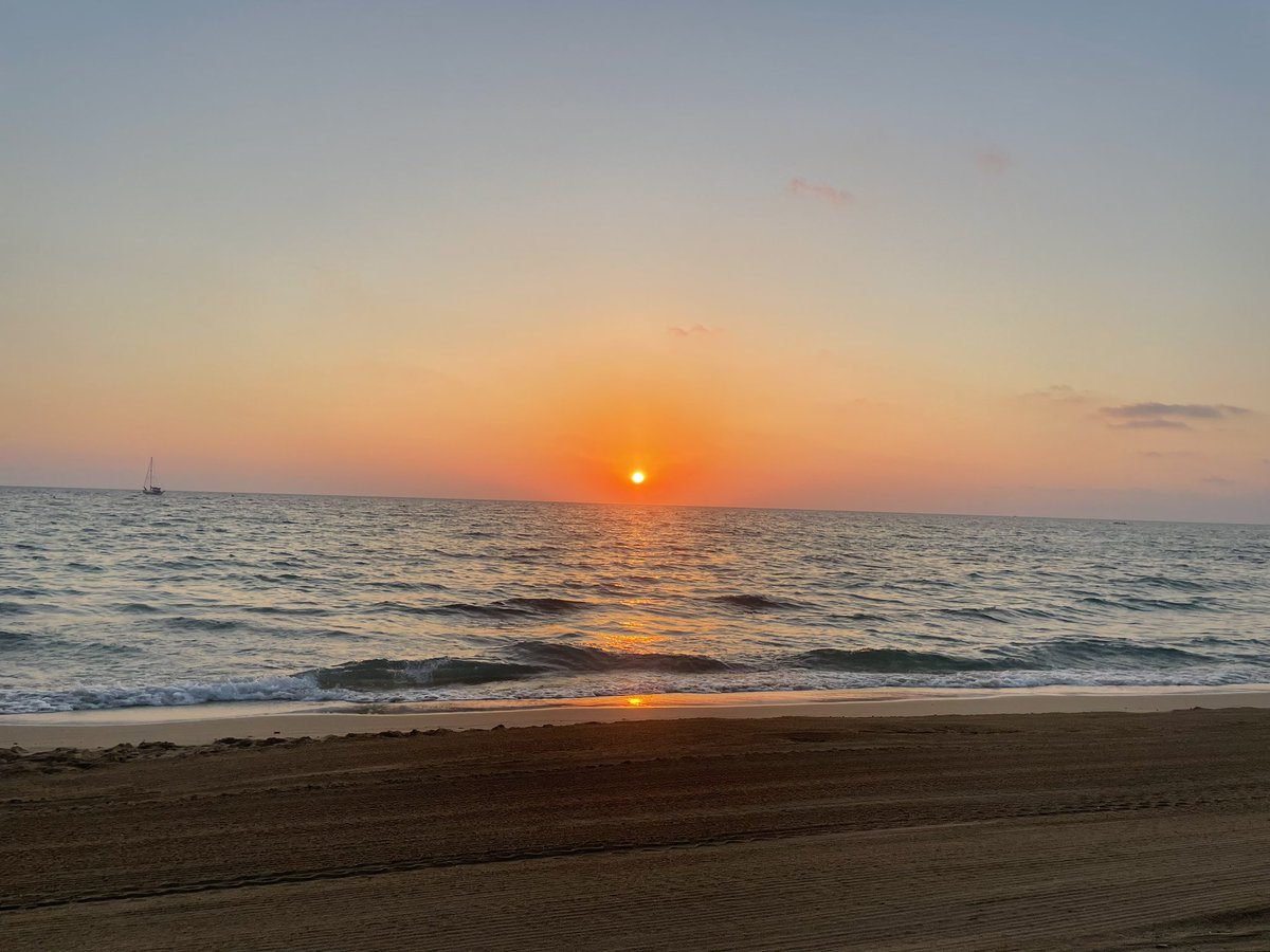 Never underestimate the power of taking in a beautiful sunrise ☀️ Never spent a better 5.50am wake up call 💜