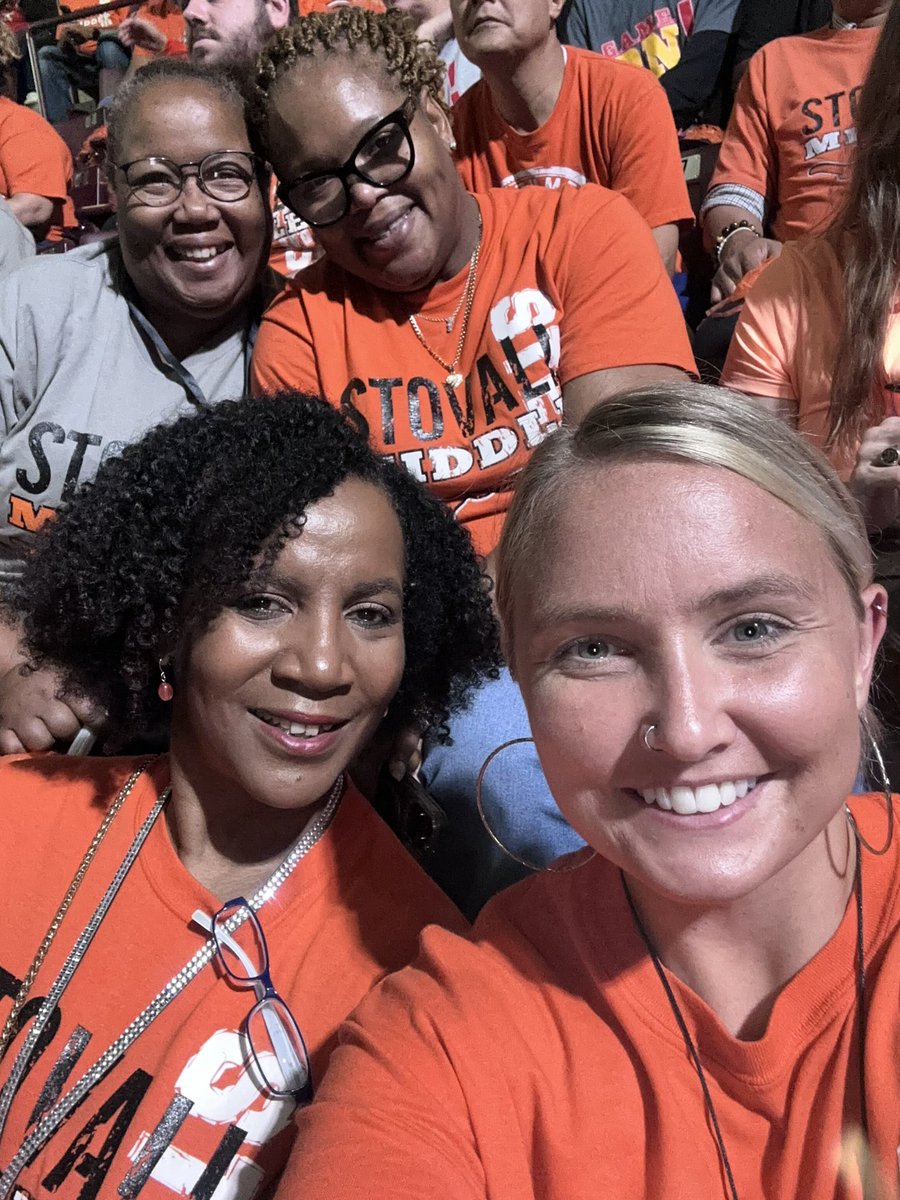 ms_kbsmith21's tweet photo. S T O V A L L stovalllllll stovallllll @StovallMS_AISD @AldineISD #Convocation https://t.co/UcZiCrIMhQ