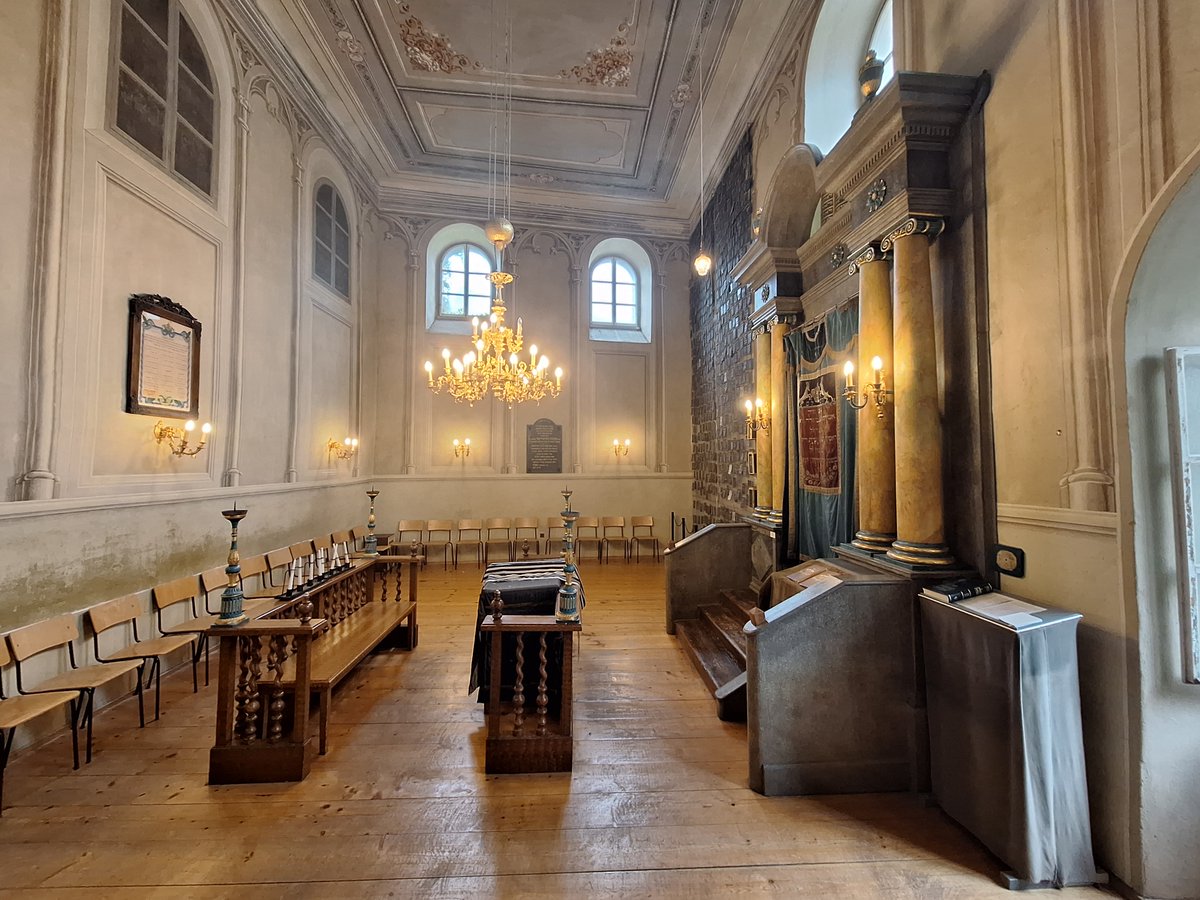 Am heutigen Jahrzeittag von Rabbiner Samson Wertheimer ז״ל, dem 17. Aw, besuchten uns 70 Gäste, Teilnehmer*innen von <a href="/kosherica/">Kosherica</a> . In unserer Synagoge, die von Samson Wertheimer ז״ל begründet wurde, sprachen sie Kaddisch für ihn.