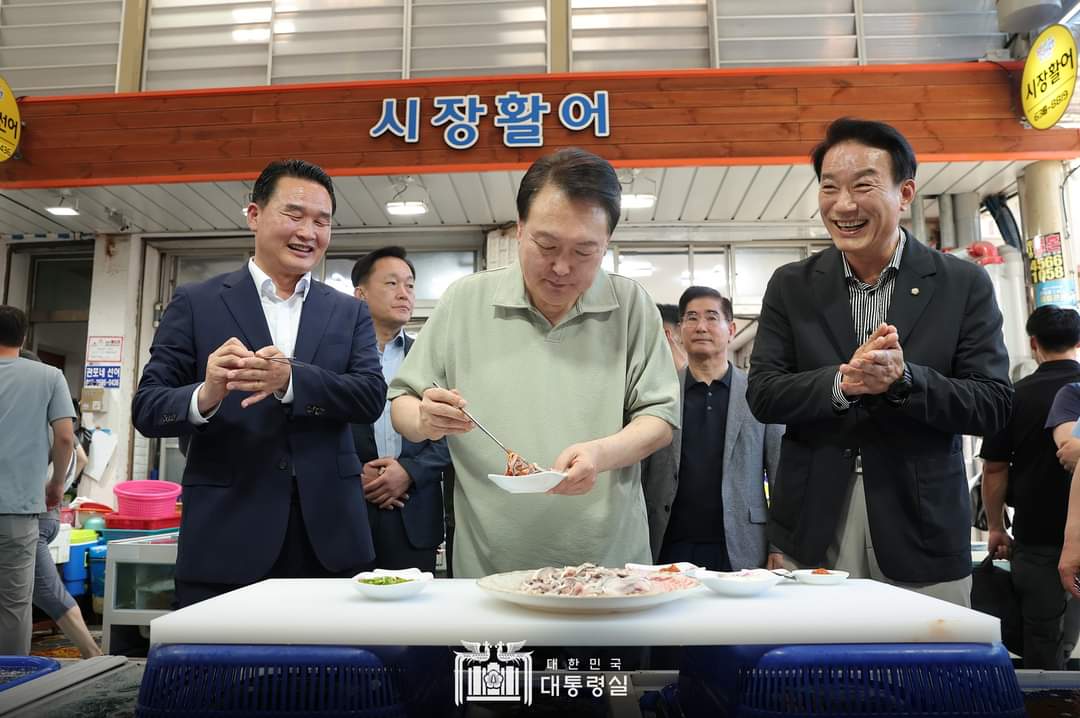 이 난국에 전어를 처먹어?

잼버리에서 다른 나라 청소년들 쓰러지고, 나라 여기저기에선 칼부림이 일어나고, 열차에선 승객 난동나고, 수해 주민들은 집 잃고 눈물로 지새우고 있는데.

휴가 갔으면 조용히 있을 것이지, 대통령실 로고까지 박아 전어 처먹는 사진을 올리고 난리냐. 싸패냐?