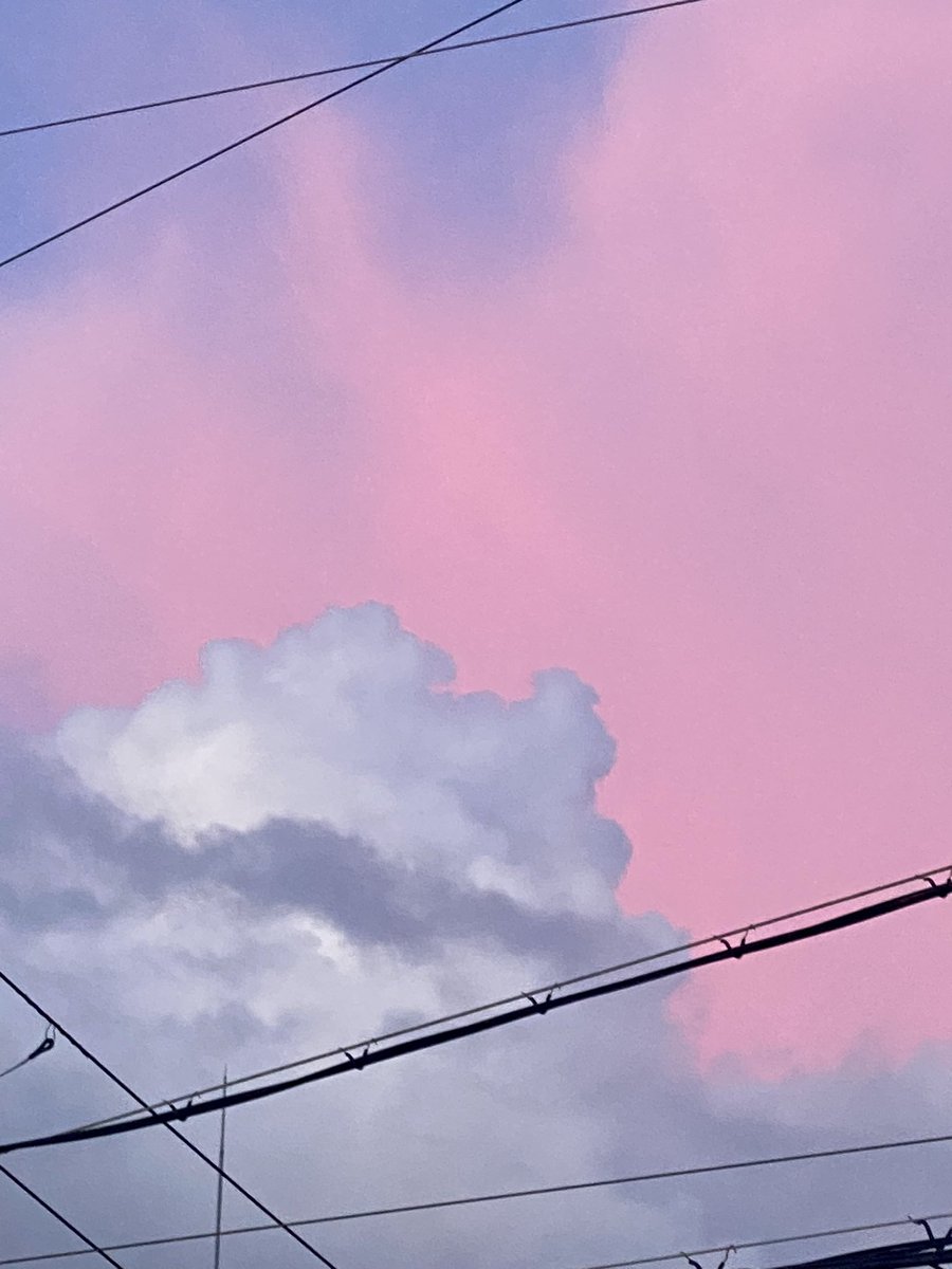 「この前撮った雲。色のコントラストがキレイだった。」|クロブチヌママのイラスト