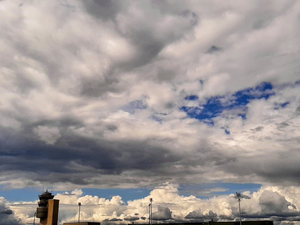 FlyingFlying62's tweet photo. Y qué cielo más bonito tenemos en #Turicum https://t.co/RM16J1AYyU