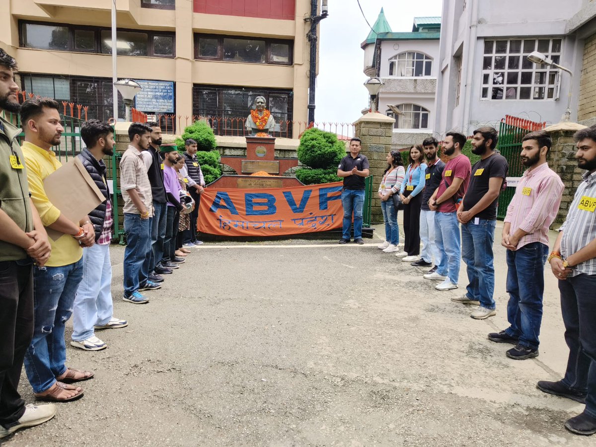 abvphp's tweet photo. Karykarta of @abvp4hpu unit paid tribute to first Chief Minister of Himachal Pradesh Dr. Yashwant Singh Parmar on his birth anniversary. https://t.co/m2jLJPmVZg