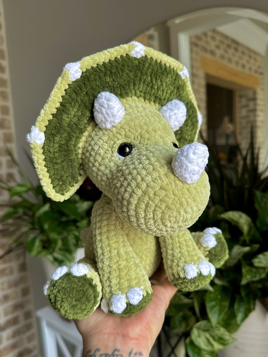 amthystart's tweet photo. cutesie triceratops💚 https://t.co/Fv7QXxPcpY