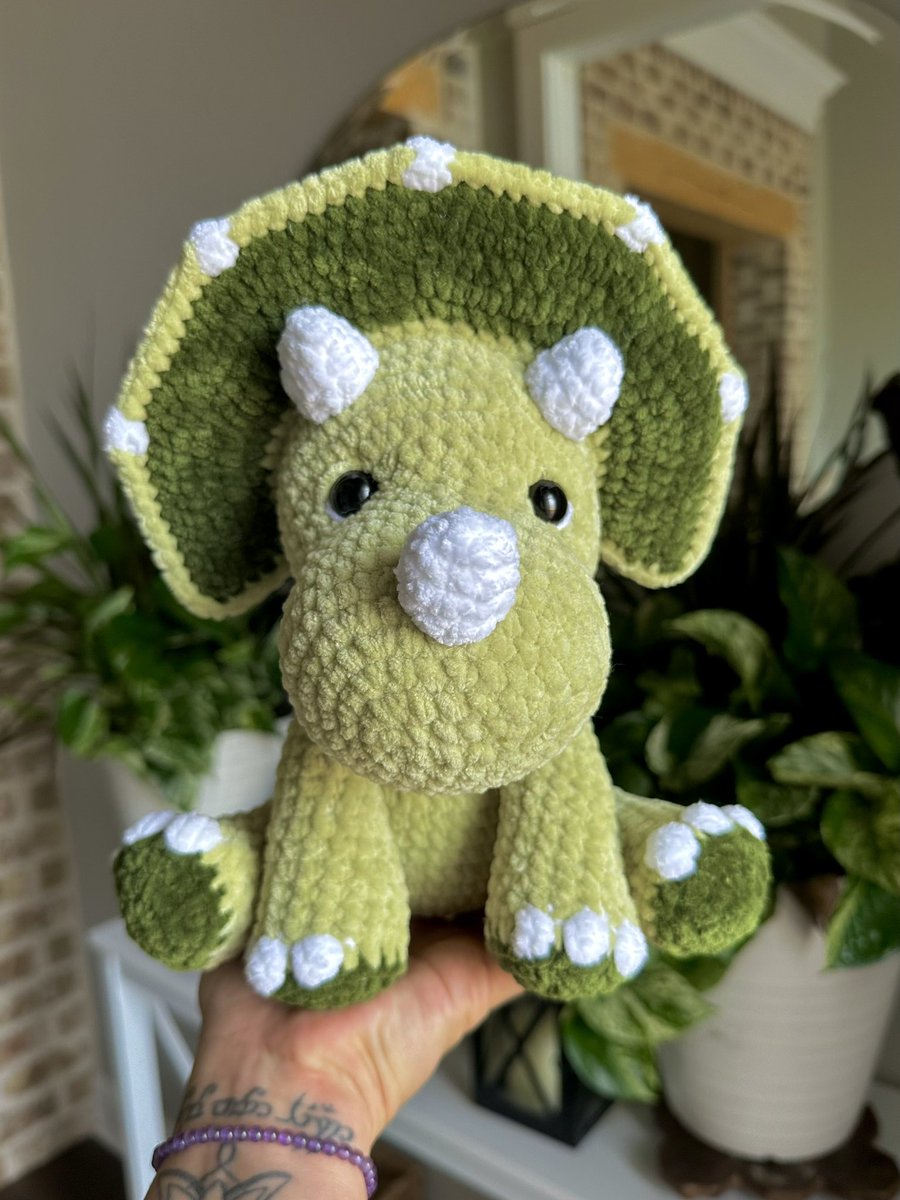 amthystart's tweet photo. cutesie triceratops💚 https://t.co/Fv7QXxPcpY