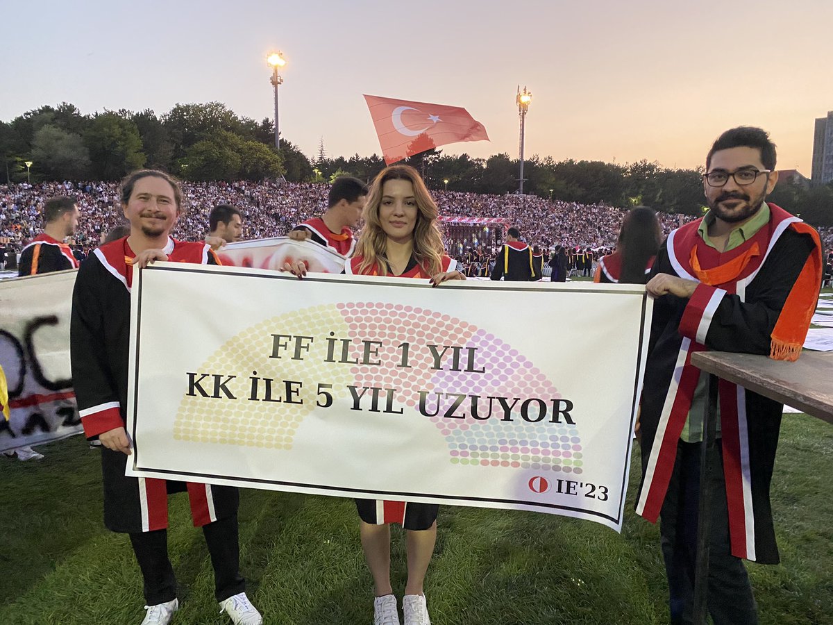 ODTÜ Mezuniyet Töreni’nden bir pankart: 

“FF ile 1 yıl, ‘KK’ ile 5 yıl uzuyor.”