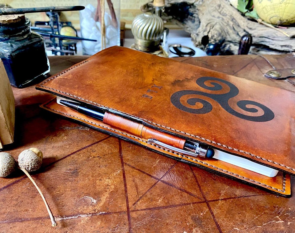 lalusquis's tweet photo. Funda de cuero perpetua para cuadernos o agendas tamaño A5 modelo triskel celta. Personalizada con iniciales y cuaderno interior con hojas rayadas en color crema.
#feitoconagarimo ❤️ https://t.co/JVoqxTQi7a