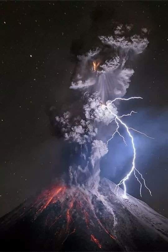 maiz_julio's tweet photo. Erupción del volcán Colima, México @tapirofoto . https://t.co/2qKl0OdsMO