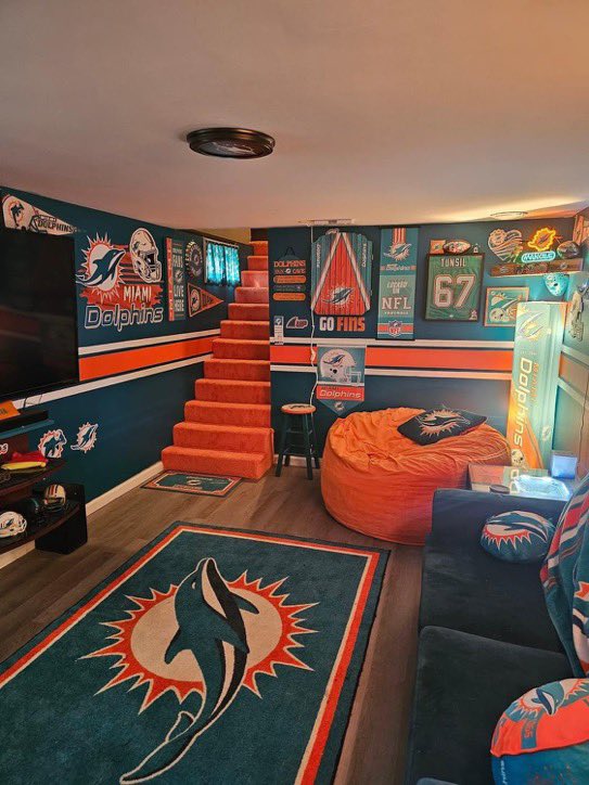 This #Dolphins man cave is absolutely beautiful 😍

Sundays in here gotta be a great time 

(via <a href="/ian693/">Big E</a>)