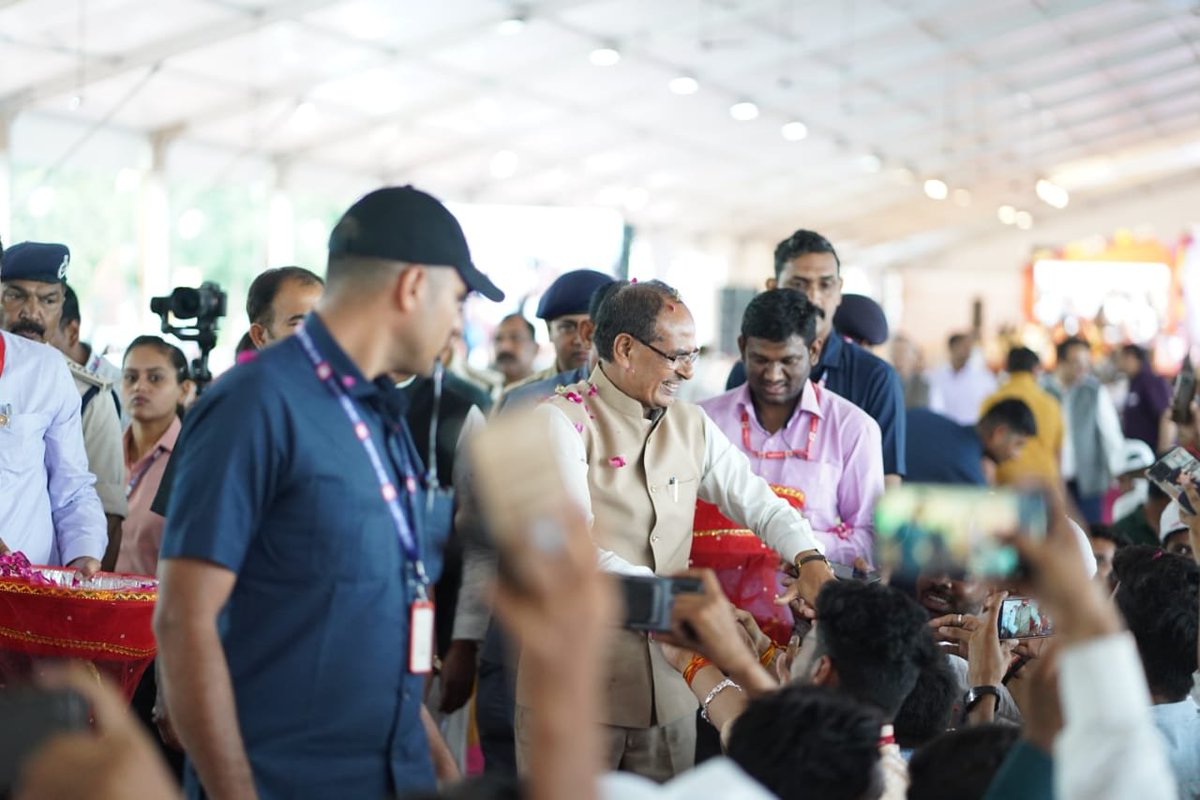 JansamparkMP's tweet photo. मुख्यमंत्री श्री @ChouhanShivraj जी ने जनसेवा मित्रों से संवाद कार्यक्रम में की घोषणाएं  

🔸 जनसेवा मित्रों के लिए योजना बंद नहीं होगी 
🔸सीएम फैलो के लिए वाहन की सुविधा मिलेगी 
🔸जनसेवा मित्रों को इंटरनेट के लिए ₹200 के मोबाइल रिचार्ज की सुविधा मिलेगी

#शिवराज_के_जनसेवा_मित्र https://t.co/NydcGvdhYa